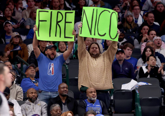 sorakan-pemecatan-nico-bergema-di-lapangan-dallas