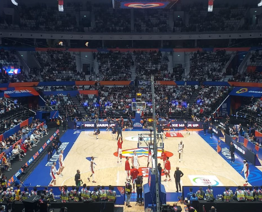 aksi-dunk-spektakuler-bikin-penonton-gempar-seketika