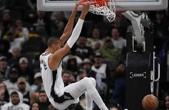 Spurs-Magic Ditunda Karena Badai Salju Charlotte